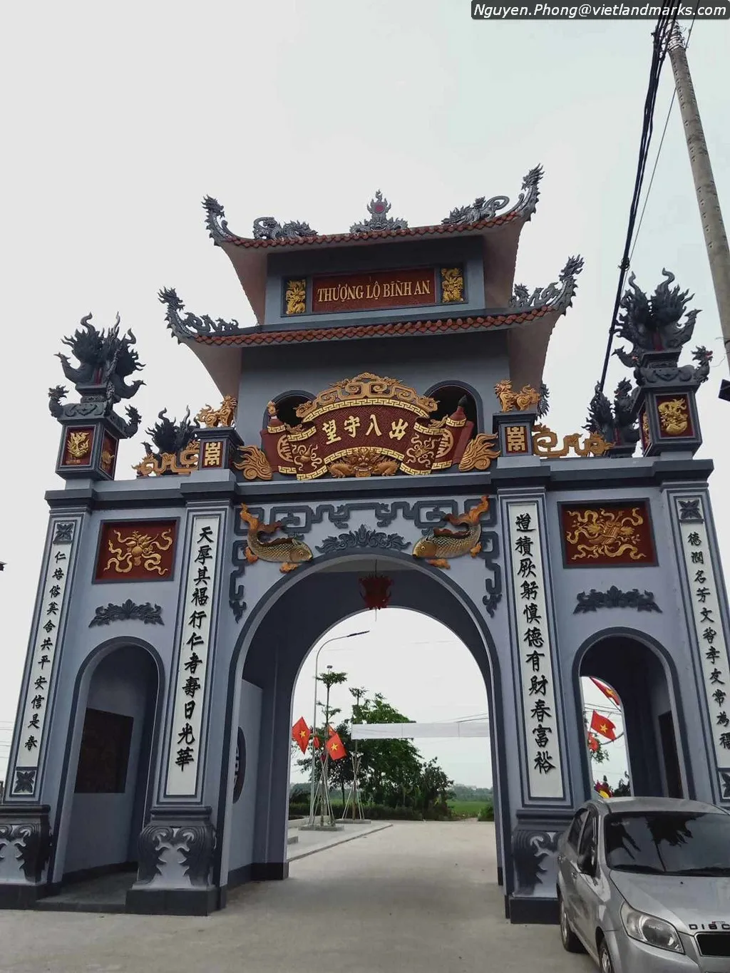 Cổng làng Văn Xá