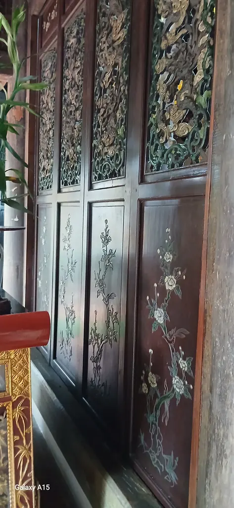Cửa chính giữa chùa Trầm