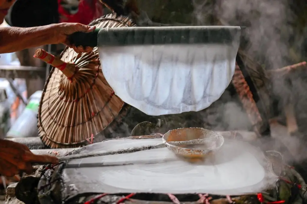 Công đoạn tráng bánh