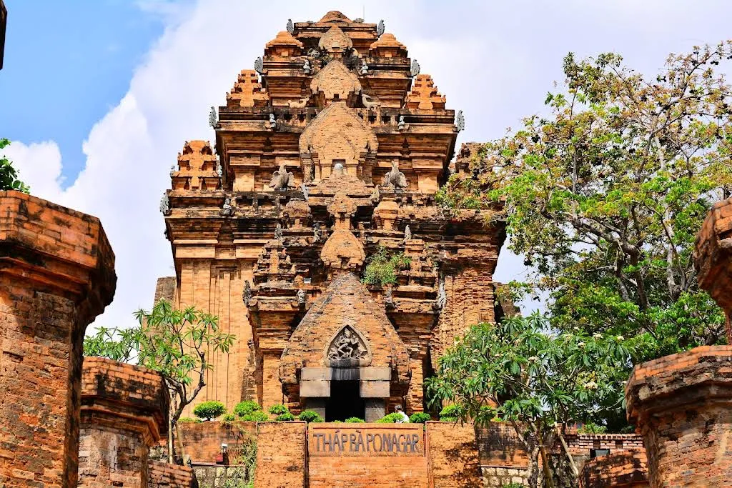 Cảnh quan kiến trúc di tích Tháp Po Nagar