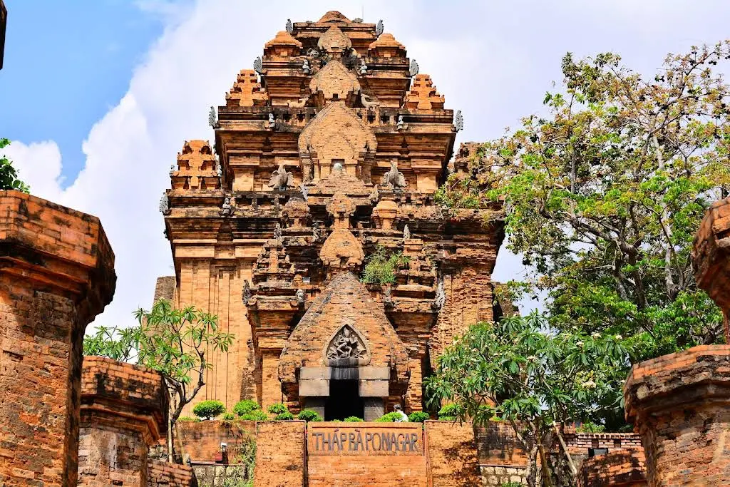 Cảnh quan kiến trúc di tích Tháp Po Nagar