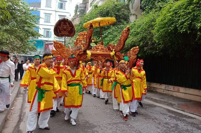 Lễ rước kiệu tại Lễ hội đình Yên Phụ