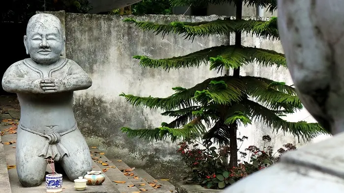 Tượng phỗng đá quỳ trong khuôn viên Đền Ghềnh
