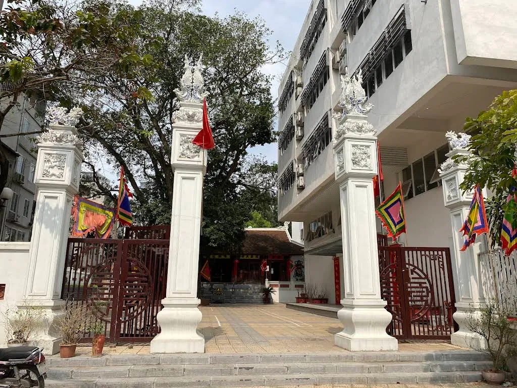 Cảnh quan bên ngoài di tích Đình An Trí