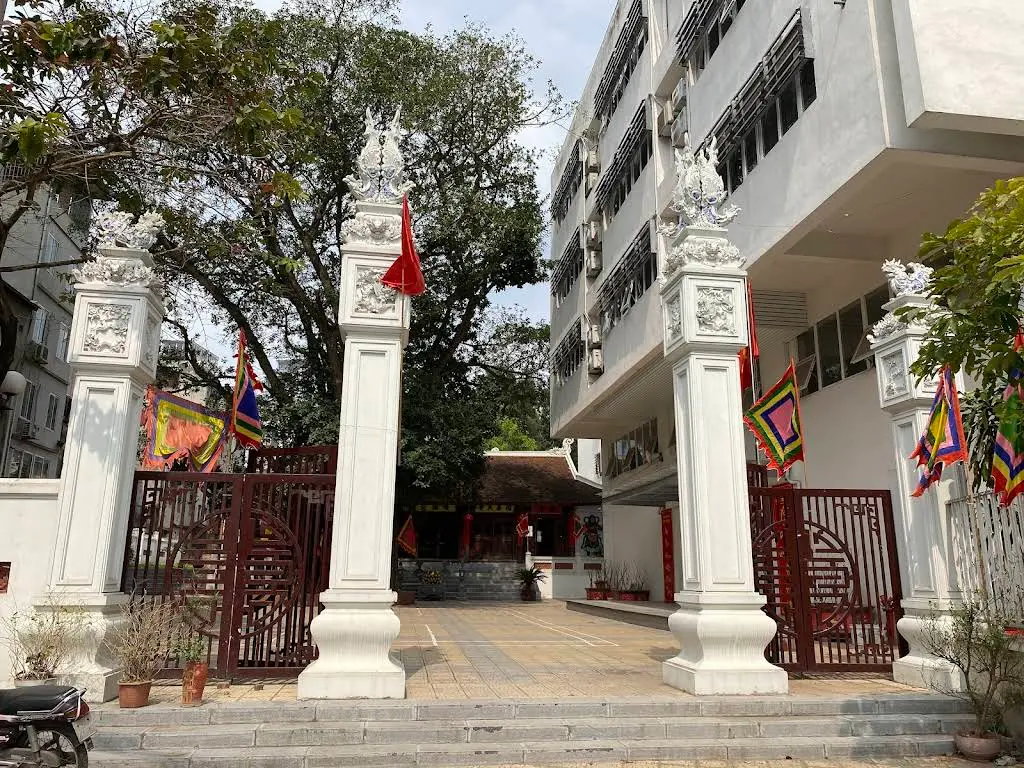 Cảnh quan bên ngoài di tích Đình An Trí