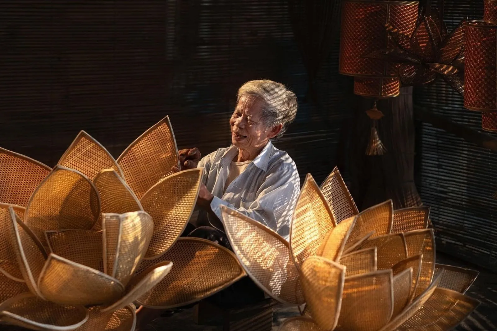 Người thợ đang hoàn thành khâu cuối cùng để hoàn thiện sản phẩm đan lát mây tre Bao La