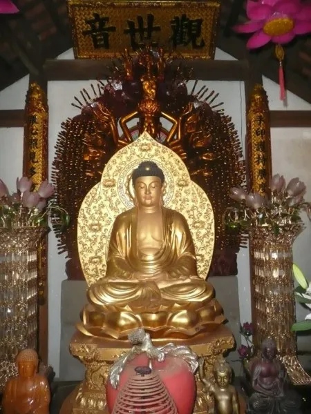 Tượng Phật bên trong Chùa Hàm Long
