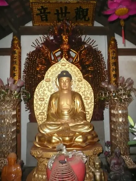 Tượng Phật bên trong Chùa Hàm Long