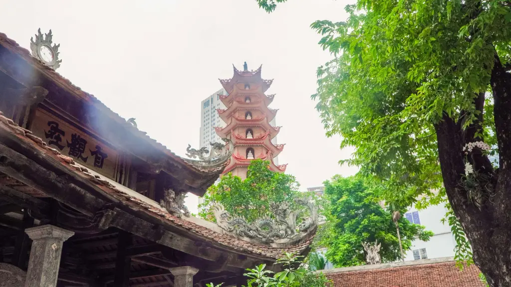 Bảo tháp trong khuôn viên chùa