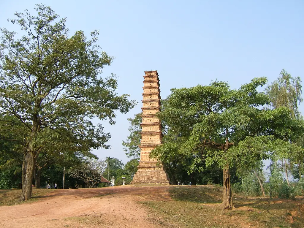 Cảnh quan Tháp Bình Sơn chụp từ xa