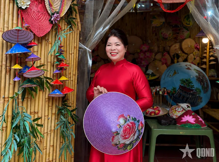 Nghệ nhân Tạ Thu Hương cùng với sản phẩm nón lá của mình