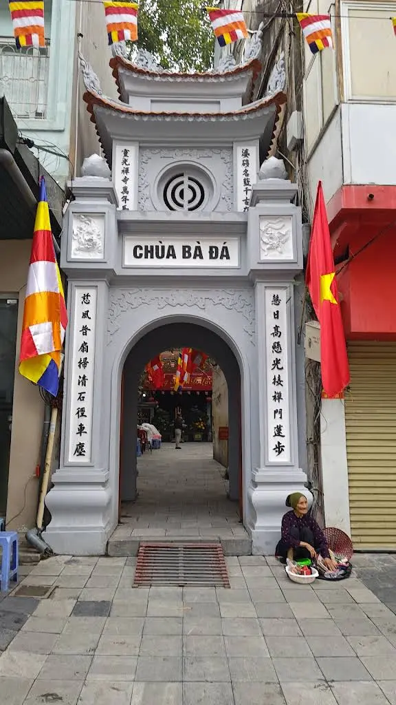 Cổng khu di tích Chùa Bà Đá