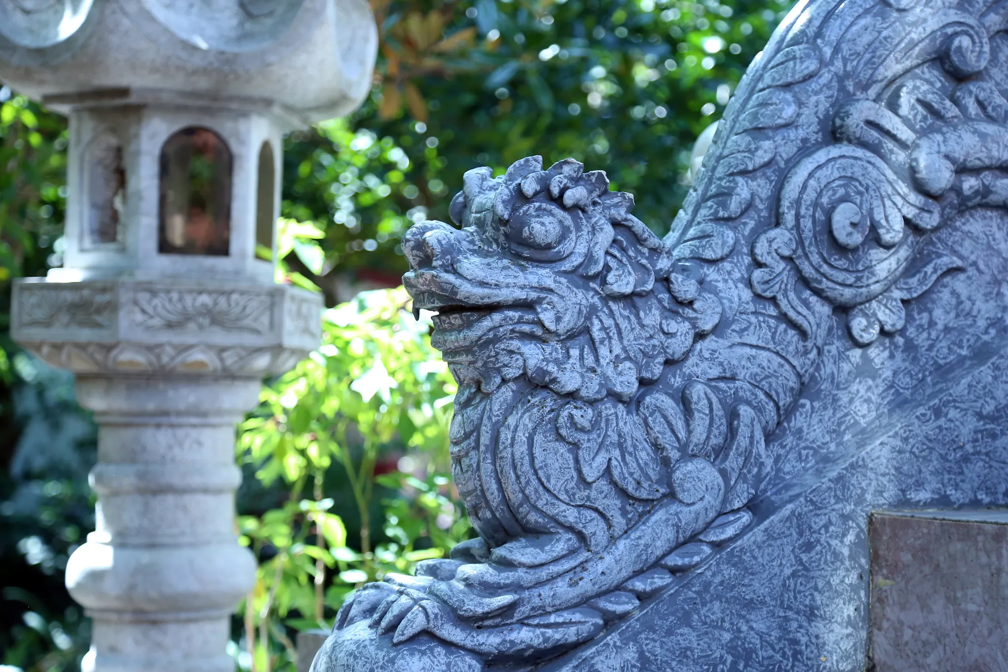 Tượng đá bên thềm bậc Chùa Tu Hoàng