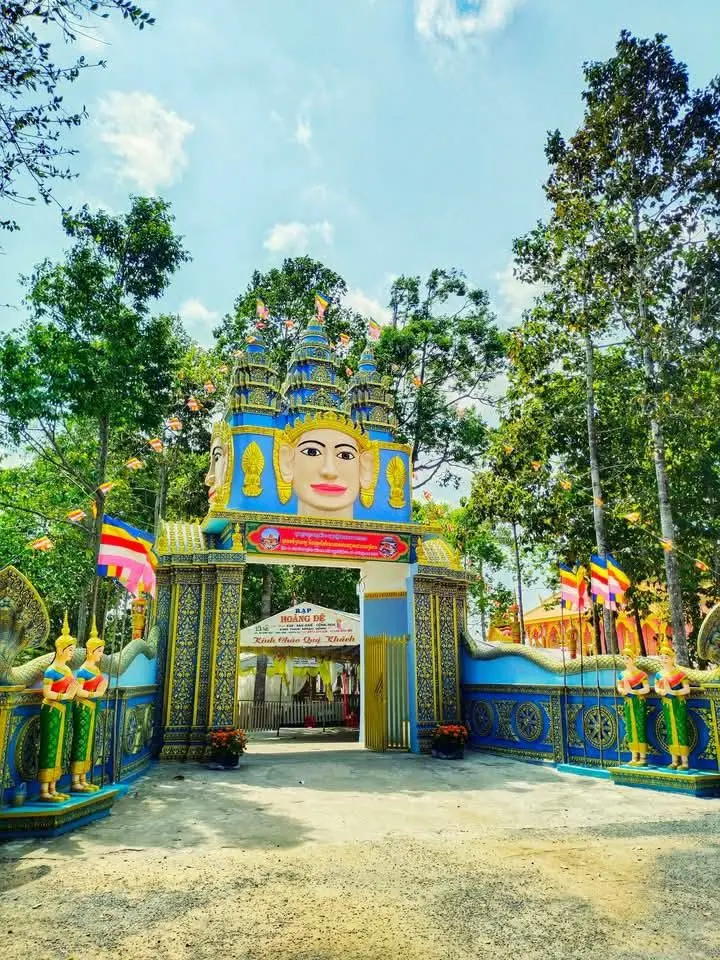 Cổng Chùa Tà Lôn