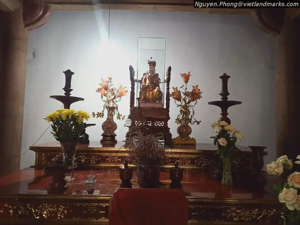 Ban thờ bên trong Đền Hổ Bái