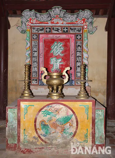 Bên trong Đình làng Bồ Bản