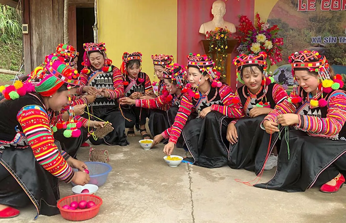 Phụ nữ Hà Nhì chuẩn bị lễ vật cho mâm cúng trong lễ Gạ ma thú