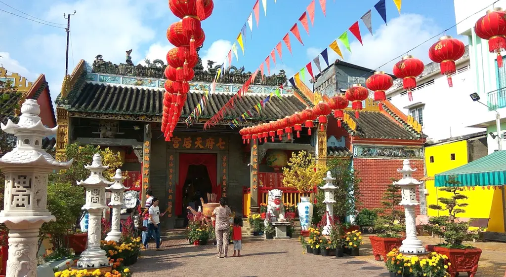 Khuôn viên Chùa Bà Thiên Hậu