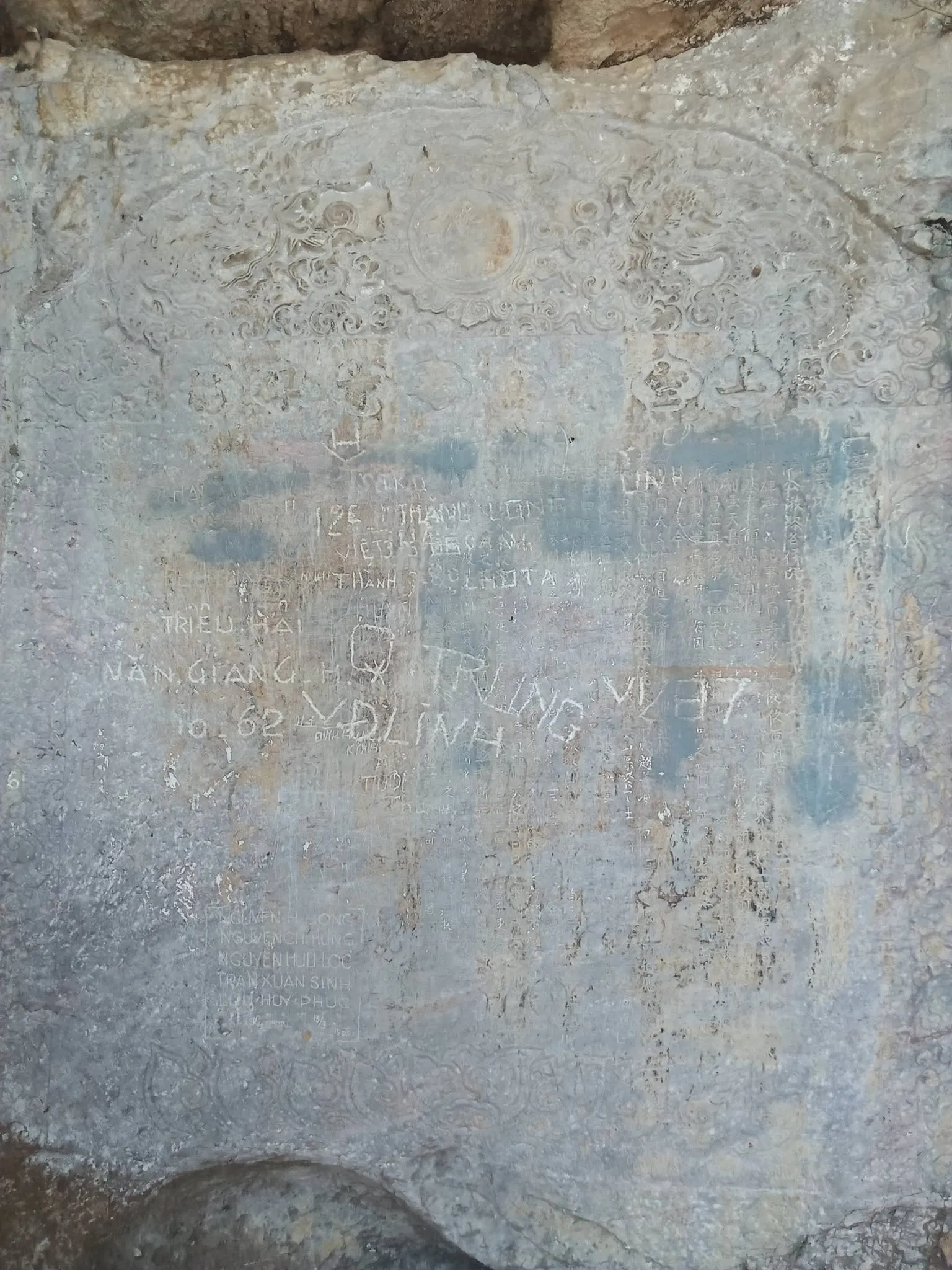 Bia đá tại chùa Vô Vi.