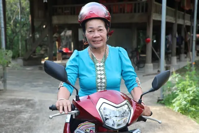 NNƯT Sầm Thị Xanh luôn sẵn sàng vượt hàng chục cây số để đi dạy chữ miễn phí