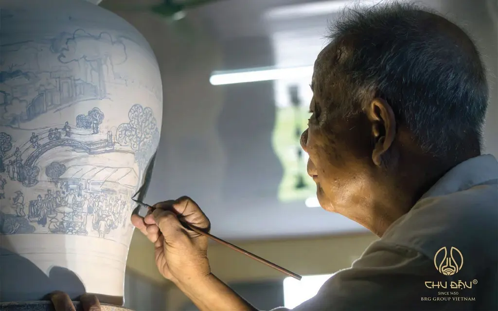 Nghệ nhân Hạ Bá Định bên tác phẩm của mình