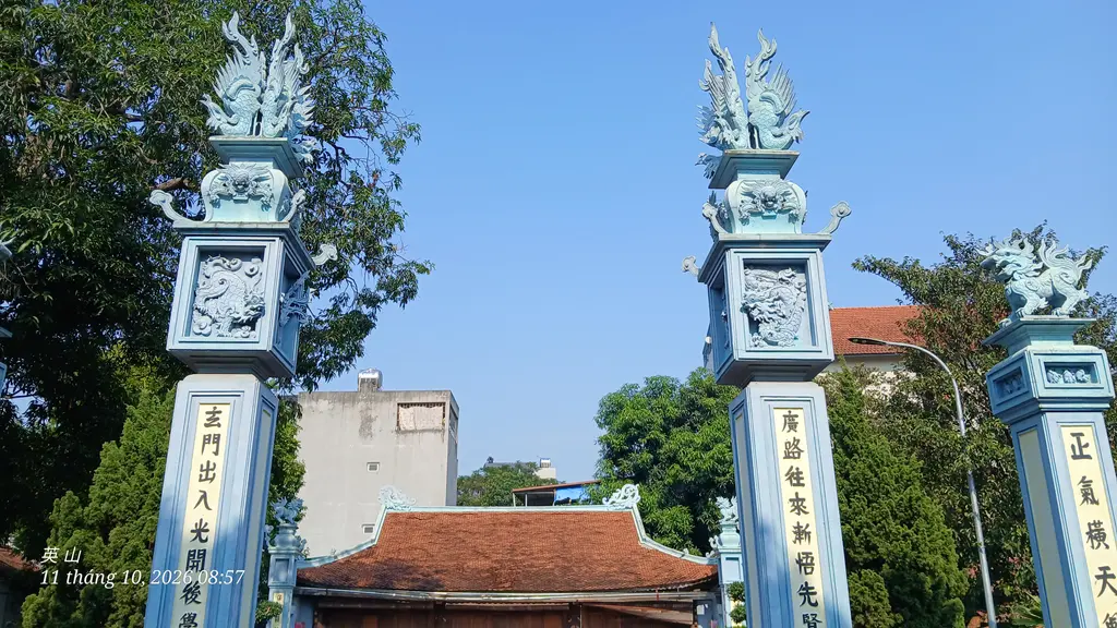 Bên trên cột trụ biểu trước sân nhà văn chỉ khu di tích đình làng Miêu Nha