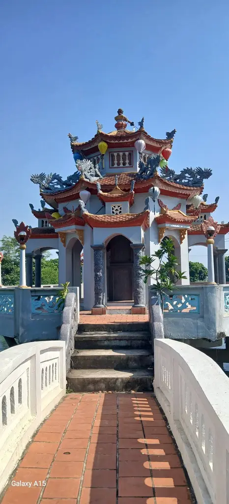 Thủy đình (đài tưởng niệm Tướng sĩ Nghĩa quân Lam Sơn) tại đình làng Tốt Động.