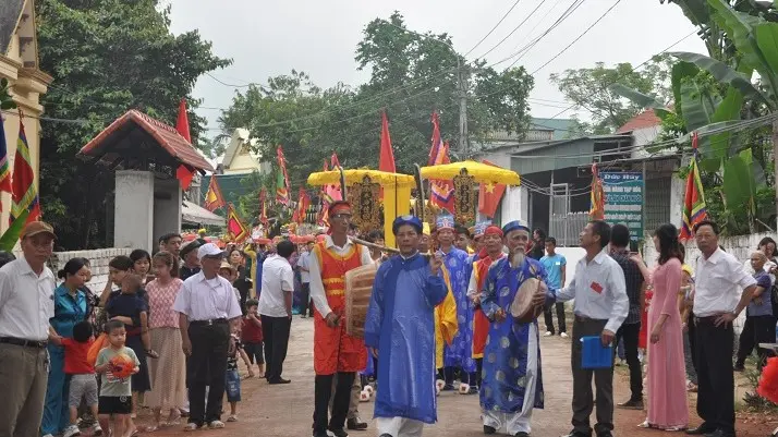 Nghi thức rước cỗ trong lễ hội đền Mưng