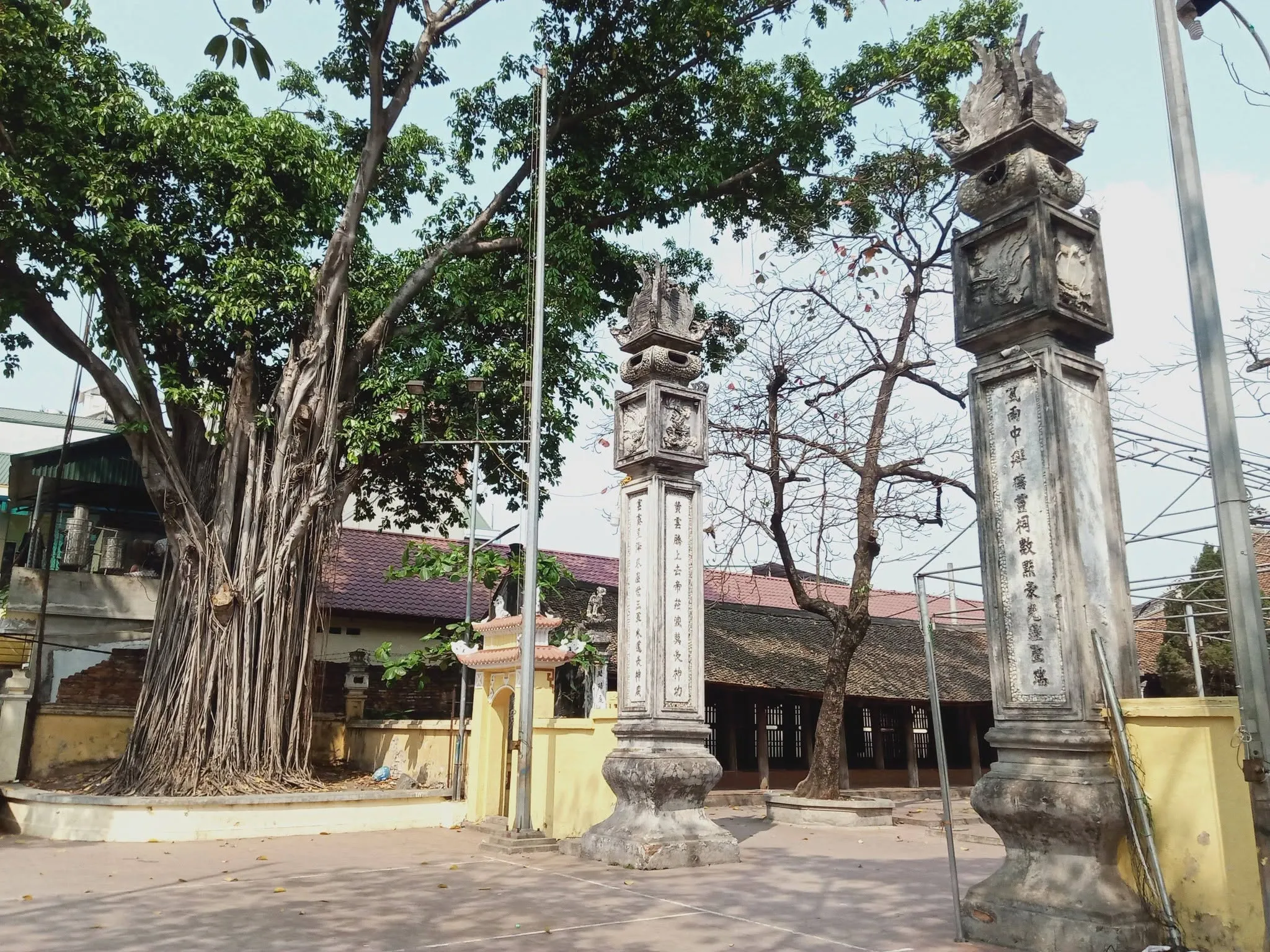Nghi môn đình Hữu Bằng