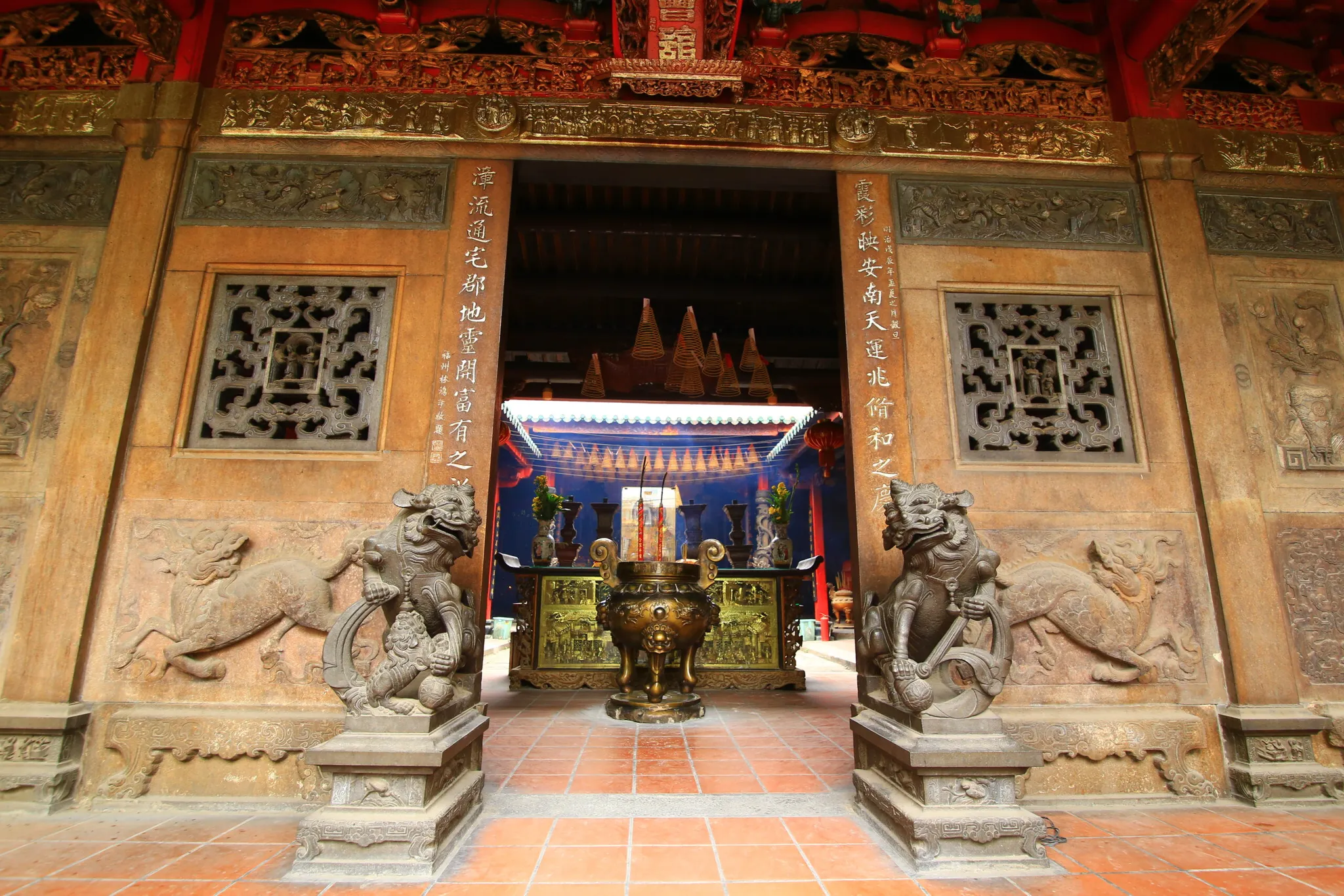 Sư tử đá phía trước Hội Quán Hà Chương