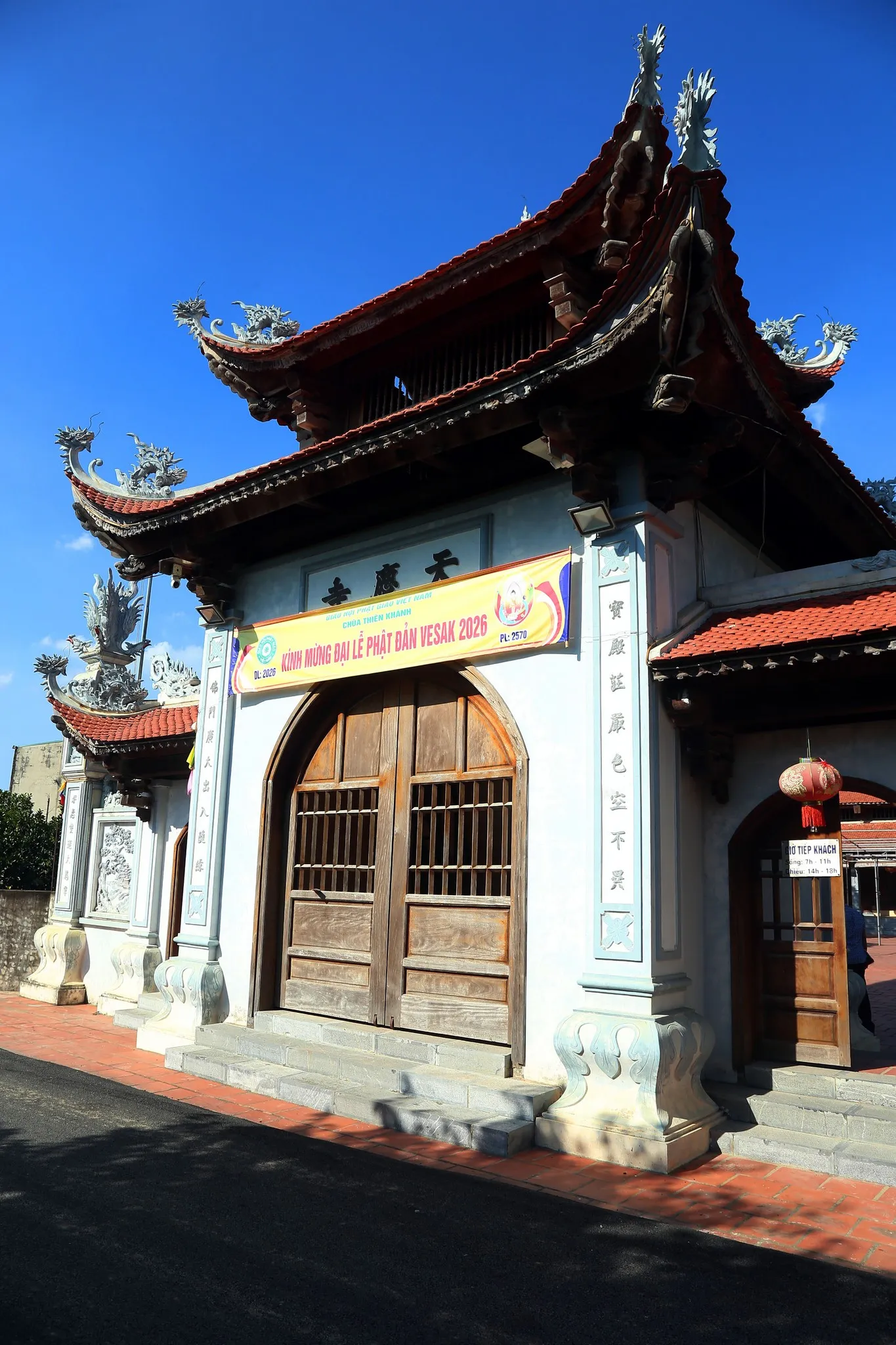 Cổng tam quan chùa Thiên Khánh nhìn từ bên phải