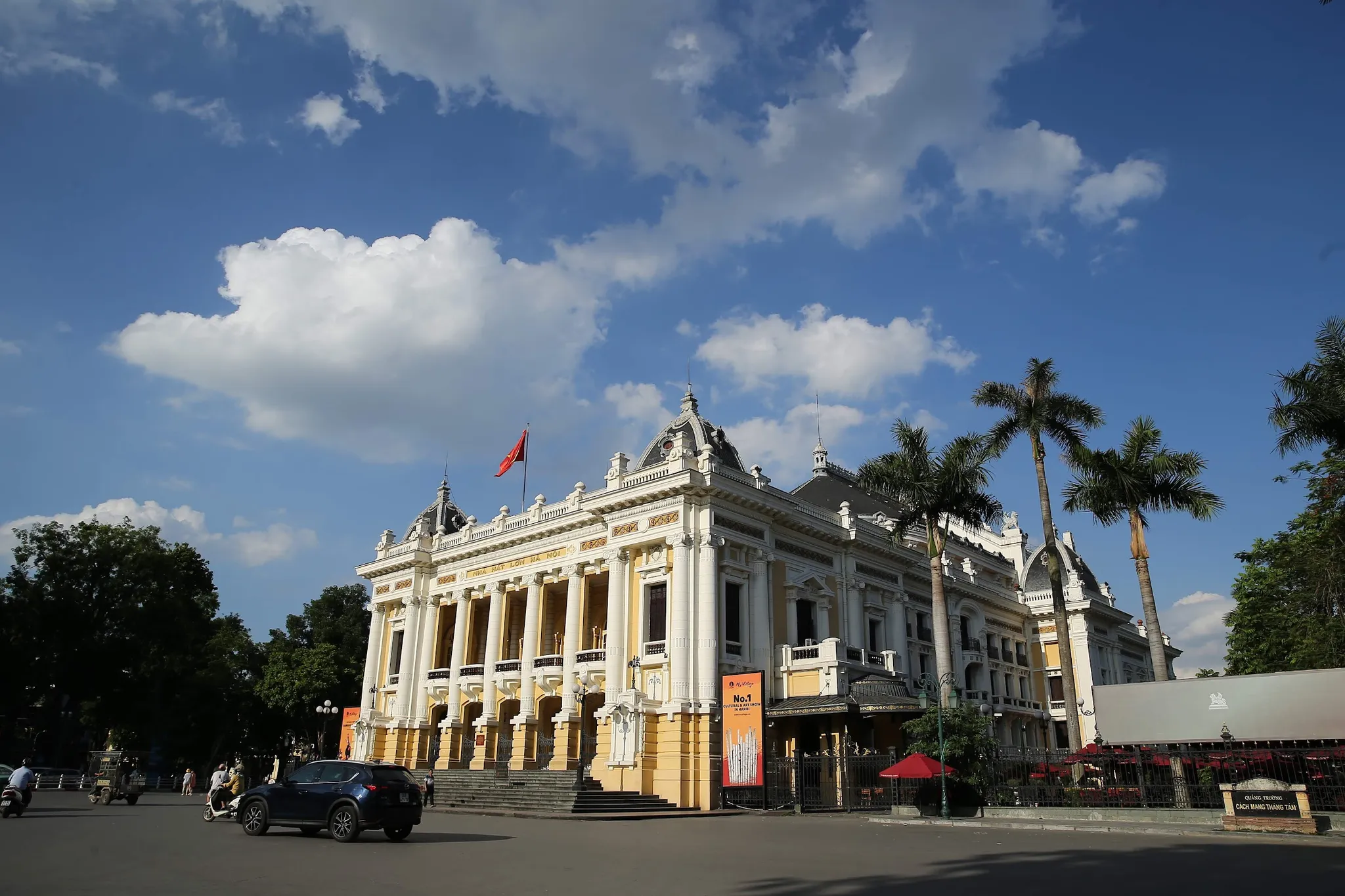 Toàn cảnh Nhà hát lớn Hà Nội