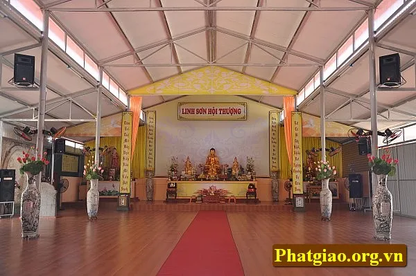 Không gian bên trong Chùa Diệc