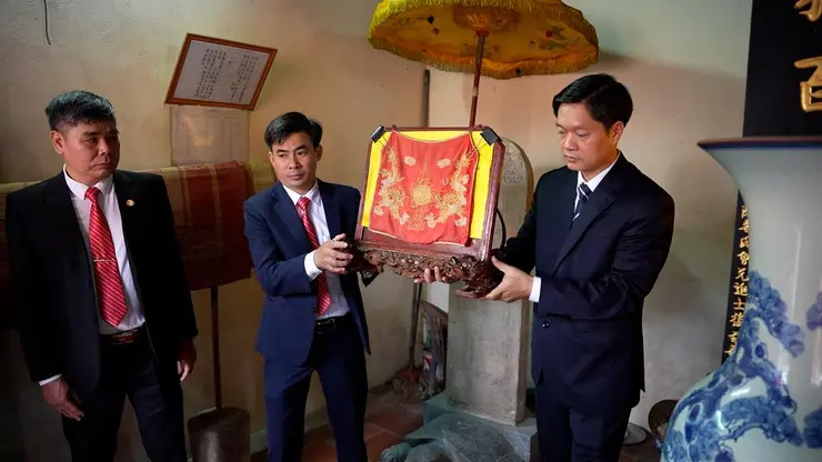 Lãnh đạo xã Dương Hòa dâng hương và thỉnh giá văn ra đền làm lễ tại Lễ rước xuân làng Dương Liễu