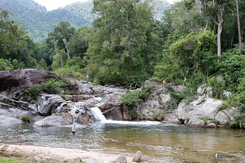 Đường dẫn đến Hang Đá Dak Tuar