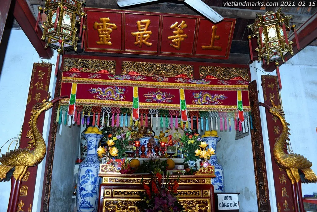 Ban thờ bên trong Đình Ông Tướng