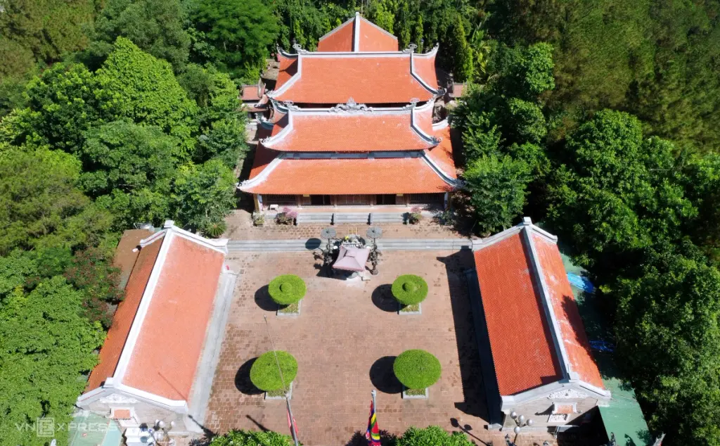 Di tích Núi Quyết Và Phượng Hoàng Trung Đô nhìn từ trên cao