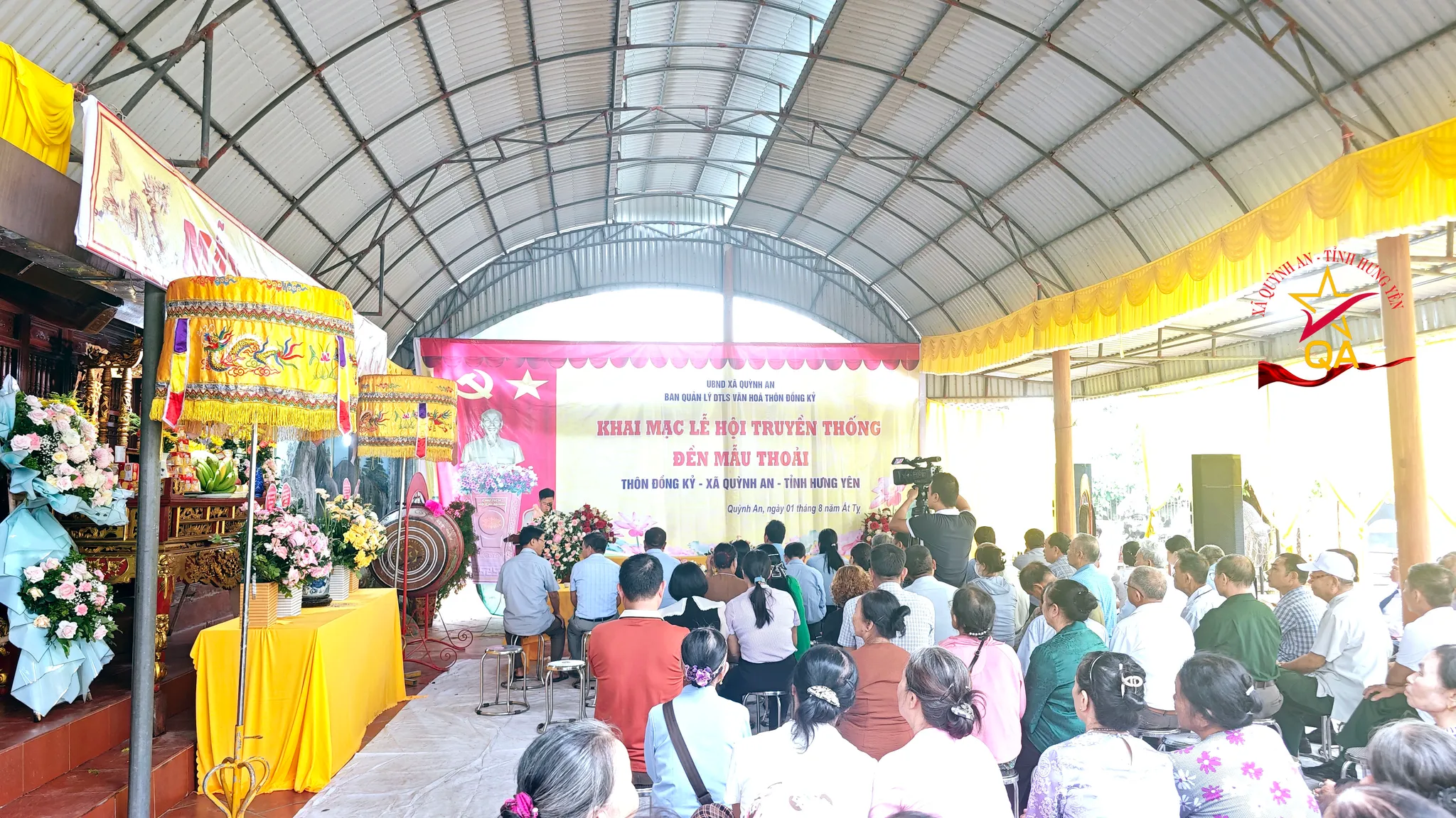 Nhân dân về tham dự Hội đền Mẫu Thoải