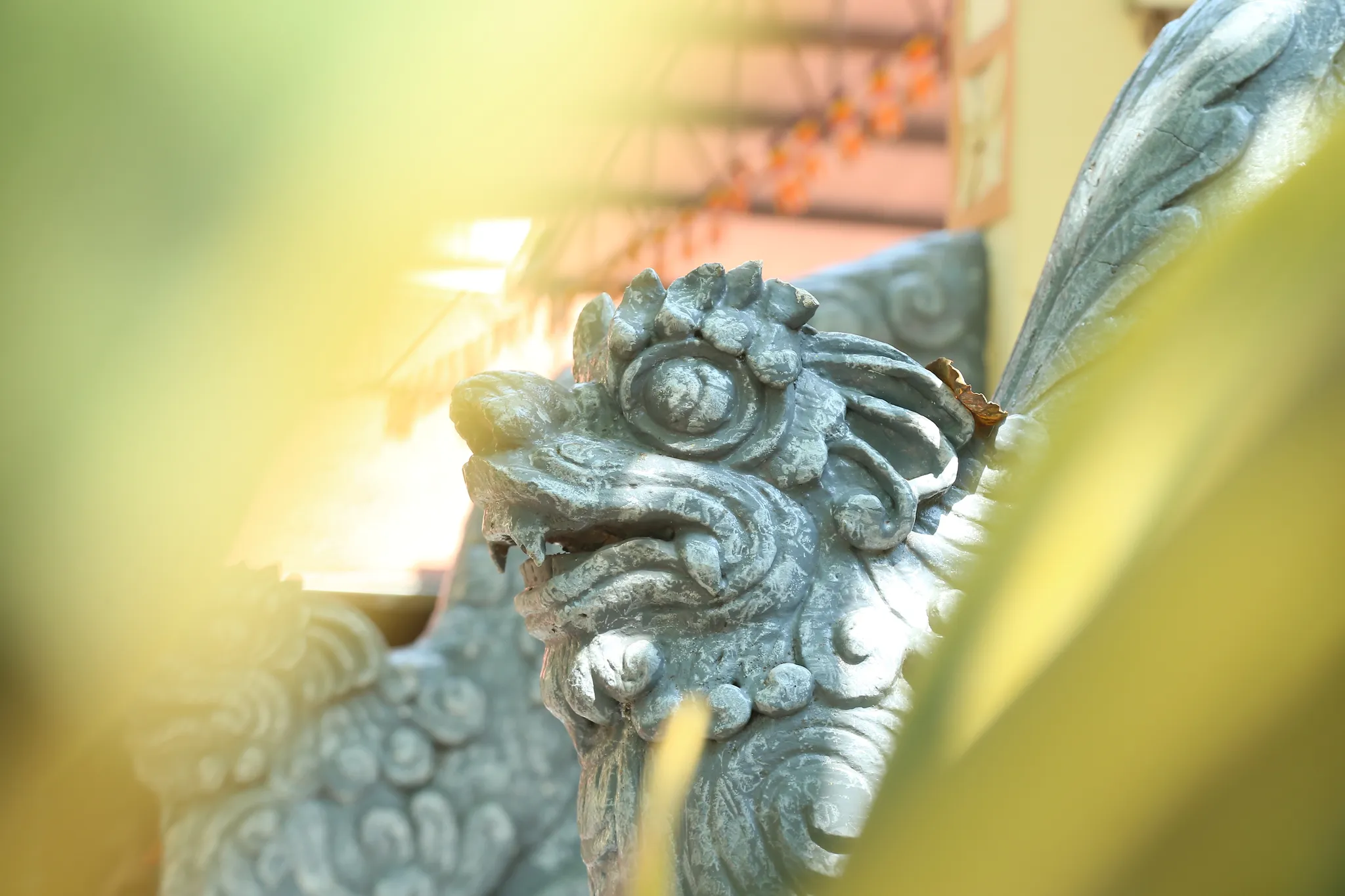 Tượng đá trong khuôn viên chùa Tu Hoàng
