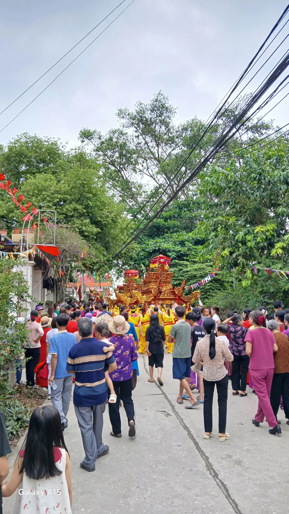Người dân đi xem rước kiệu trong ngày hội làng Cổ Hiền