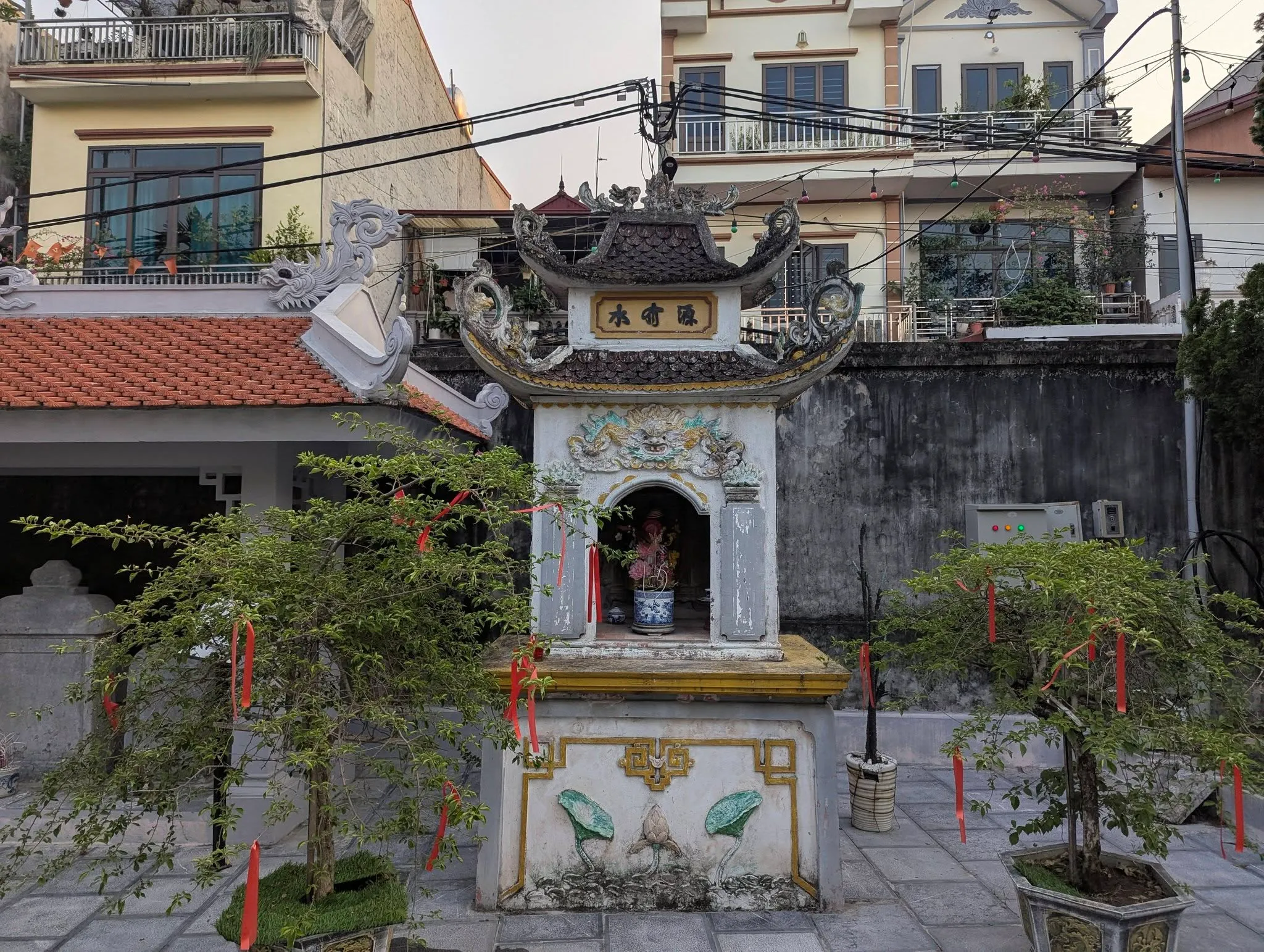 Không gian bên ngoài đền Văn Hiến.