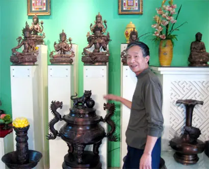 Nghệ nhân Nguyễn Văn Ứng bên các tác phẩm đồng của mình