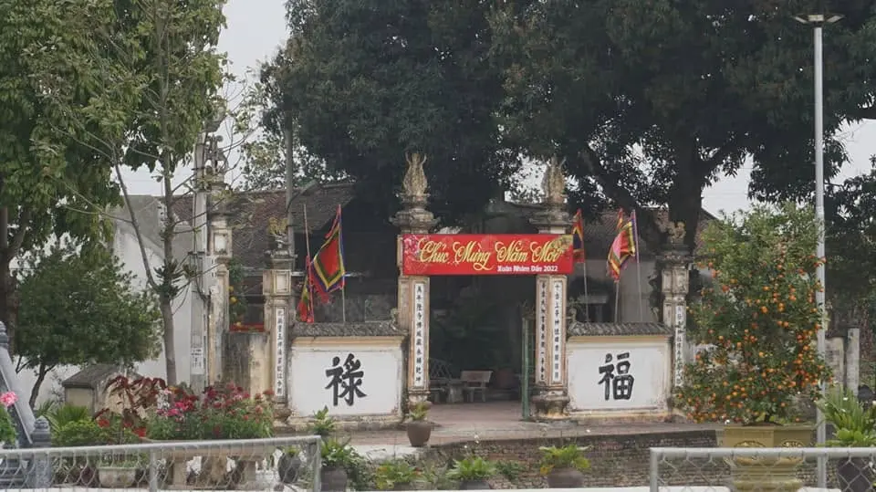 Cảnh chụp từ xa cổng Đình Đan Thầm