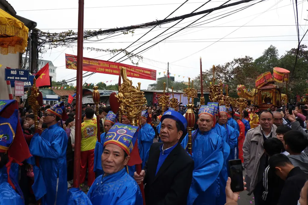 Không khí mùa lễ hội đình Miêu Nha