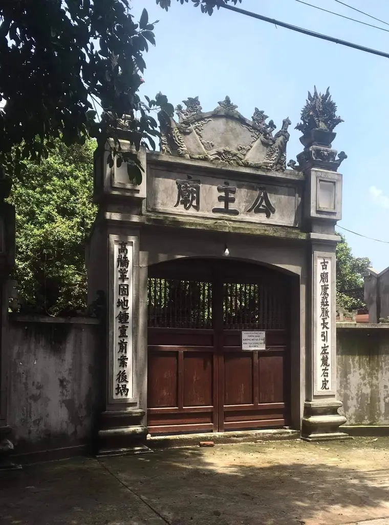 Không gian cảnh quan bên ngoài di tích Đền Bà Chúa