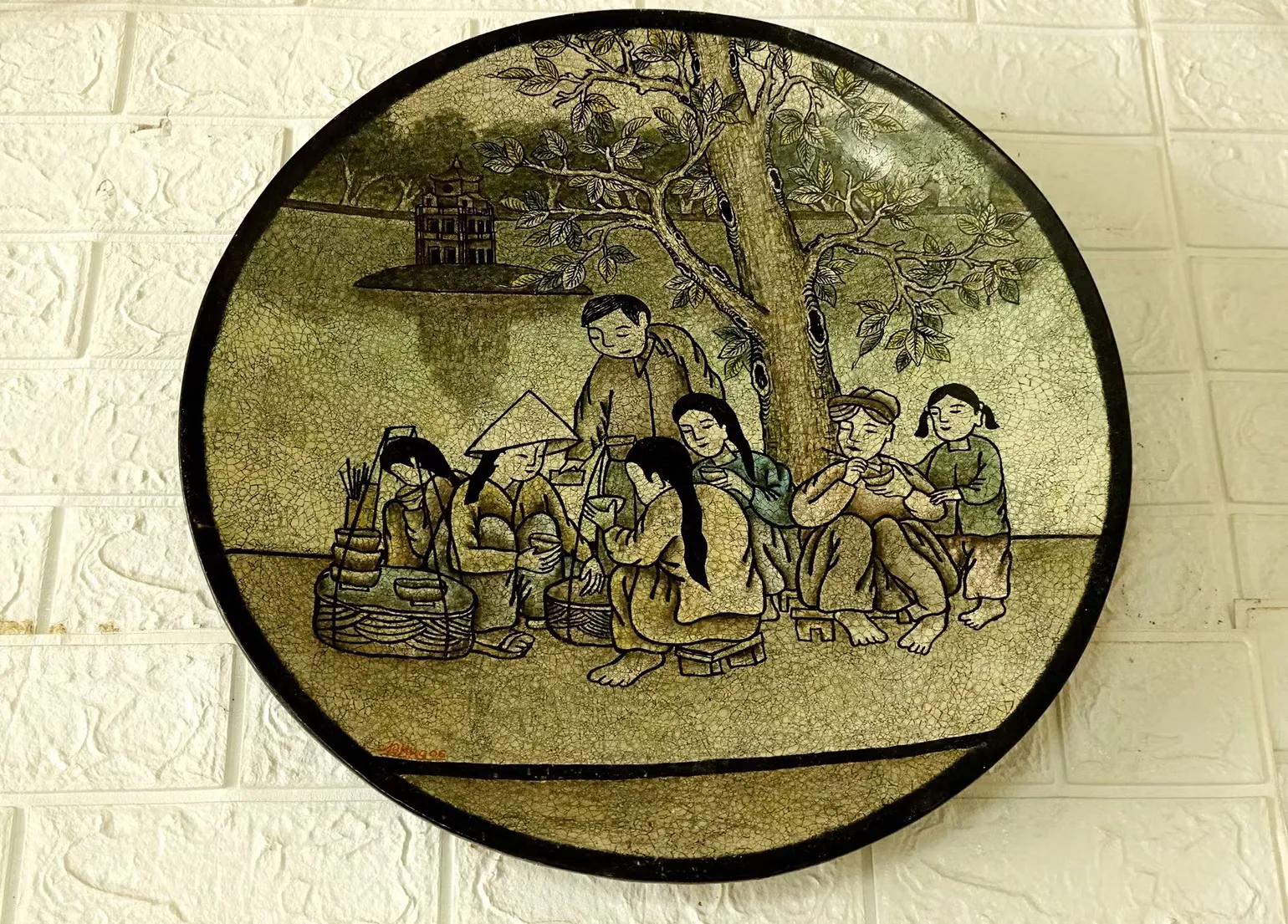 Bức tranh sơn mài được làm hoàn toàn từ vỏ trứng của nghệ nhân Đinh Văn Hùng