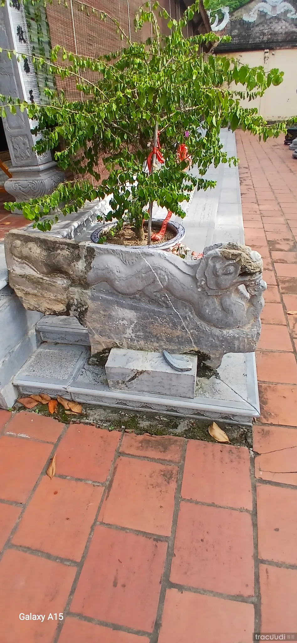 Rồng đá ở chùa Quảng Bị
