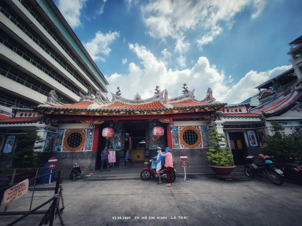 Tam quan cổng Miếu Nhị Phủ