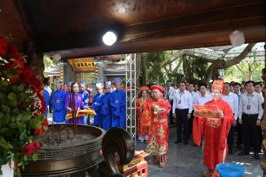 Các đại biểu và du khách tổ chức các nghi lễ, dâng hương tại Lễ hội Đền Bảo Hà