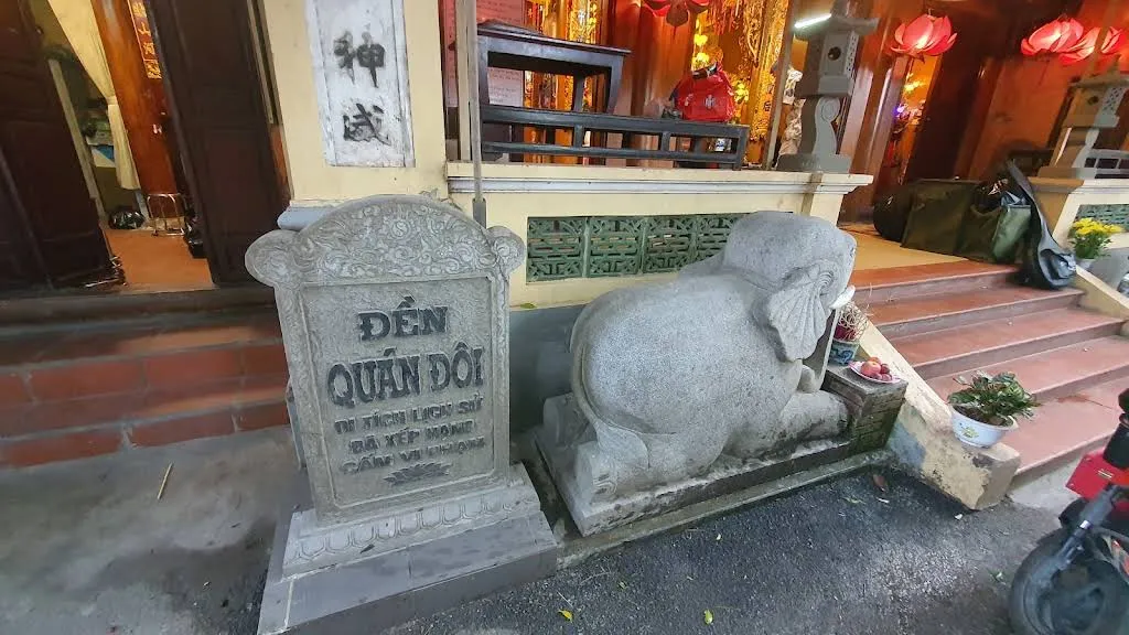 Bia tên di tích Đền Quán Đôi